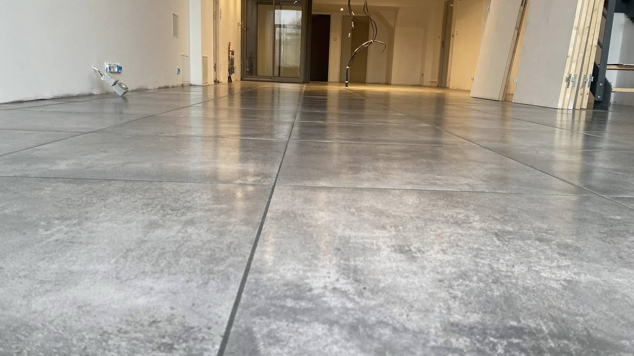 Carrelage intérieur gris effet béton dans un espace de vie rénové à Montauban – Entreprise Michaël David