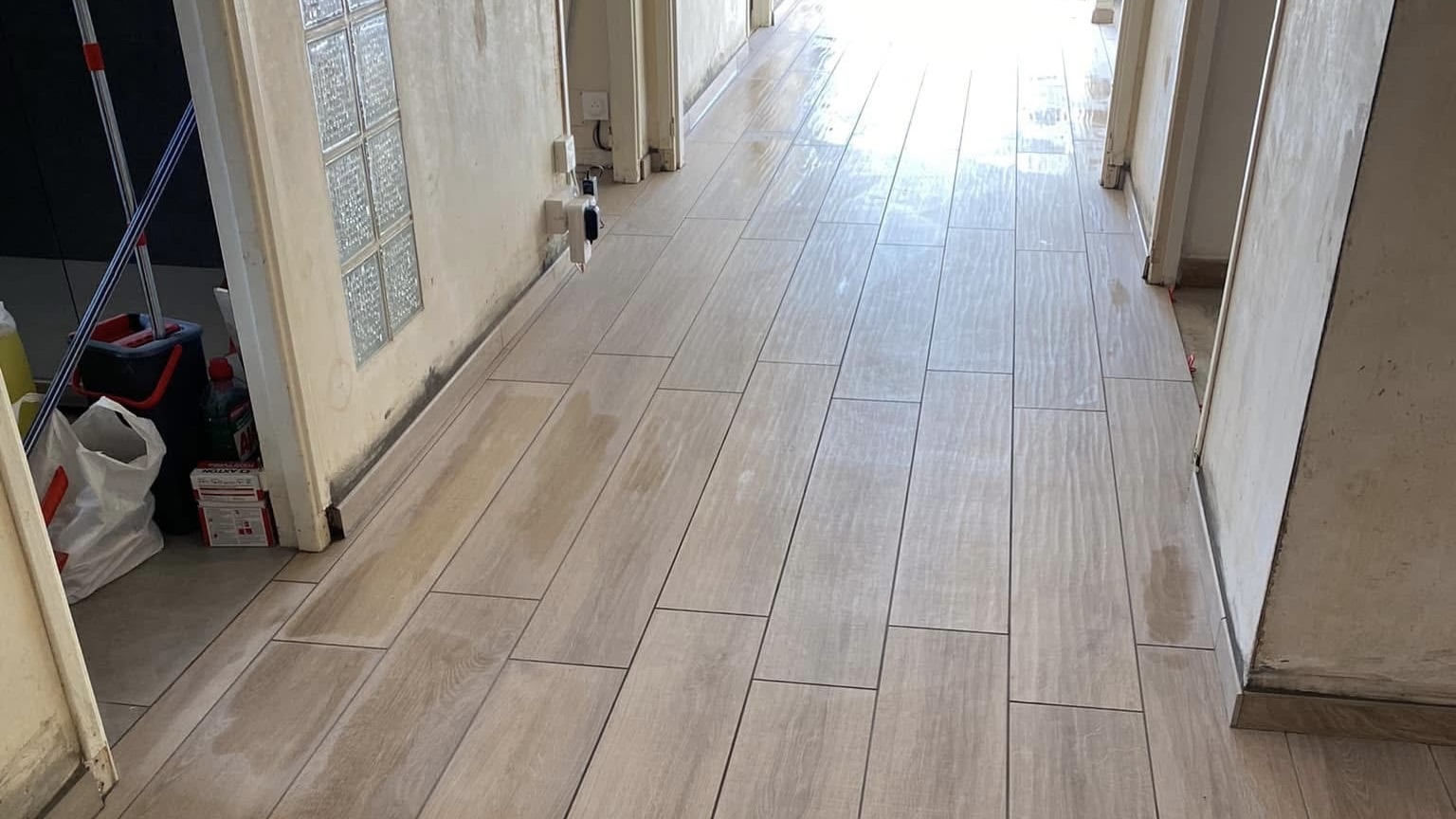 Sol intérieur terminé avec carrelage imitation parquet bois clair – pose par Michaël David à Toulouse