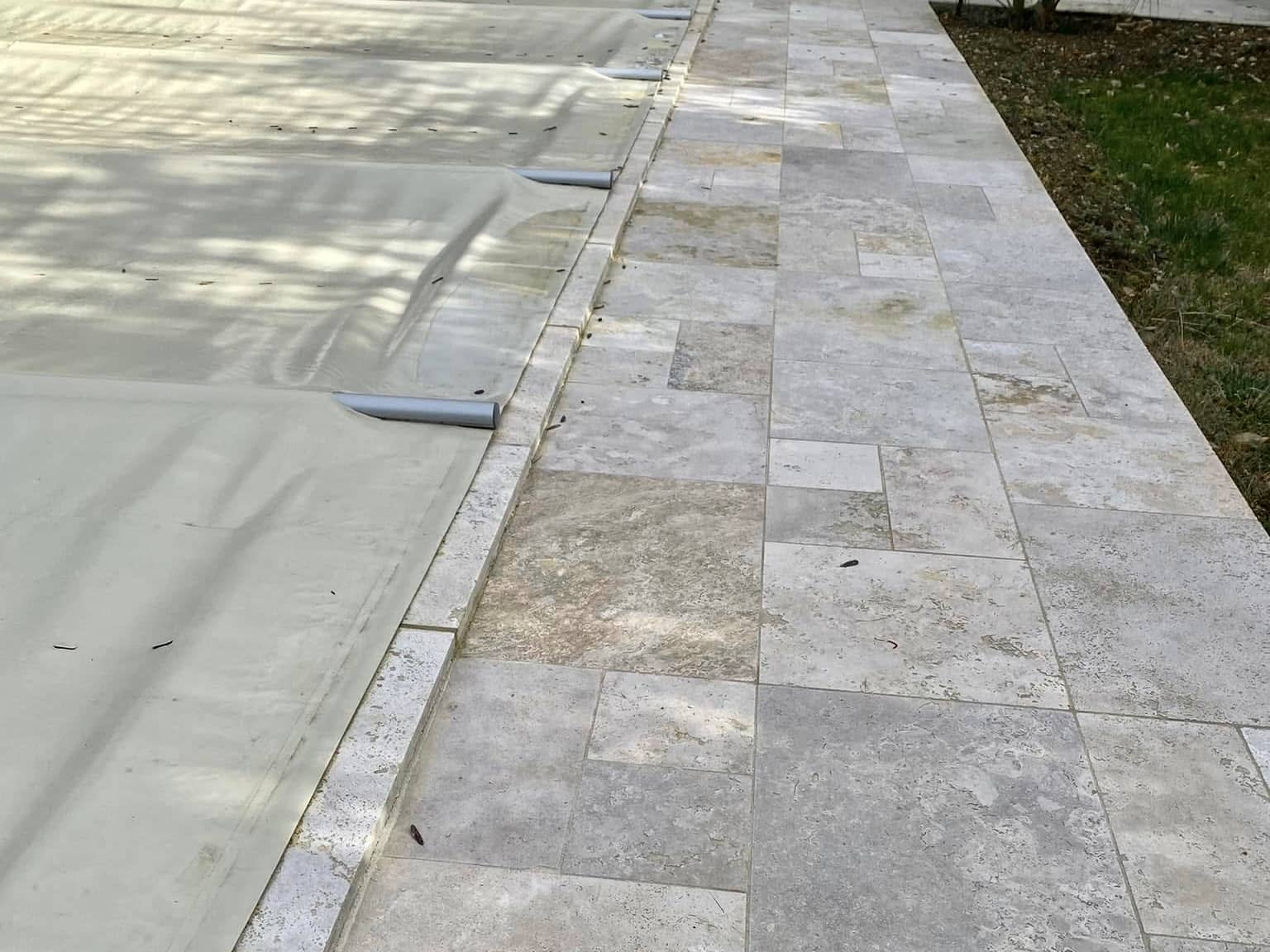 Carrelage extérieur en travertin posé autour d'une piscine – réalisation Entreprise Michaël David à Montauban