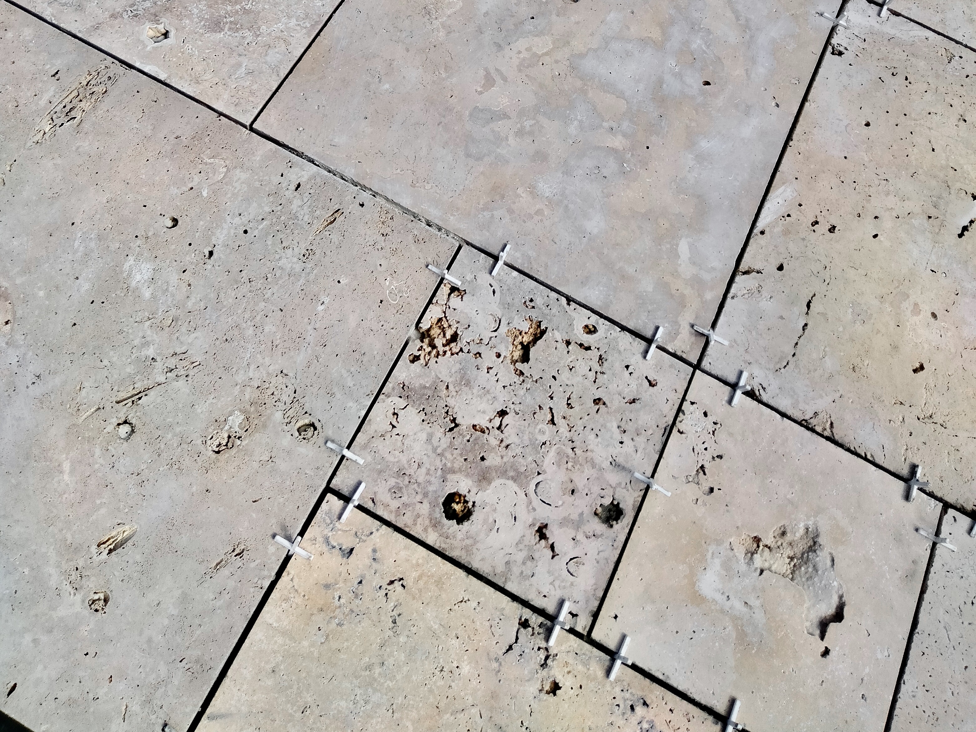 Pose de carrelage extérieur en cours avec croisillons pour alignement parfait – chantier Entreprise Michaël David