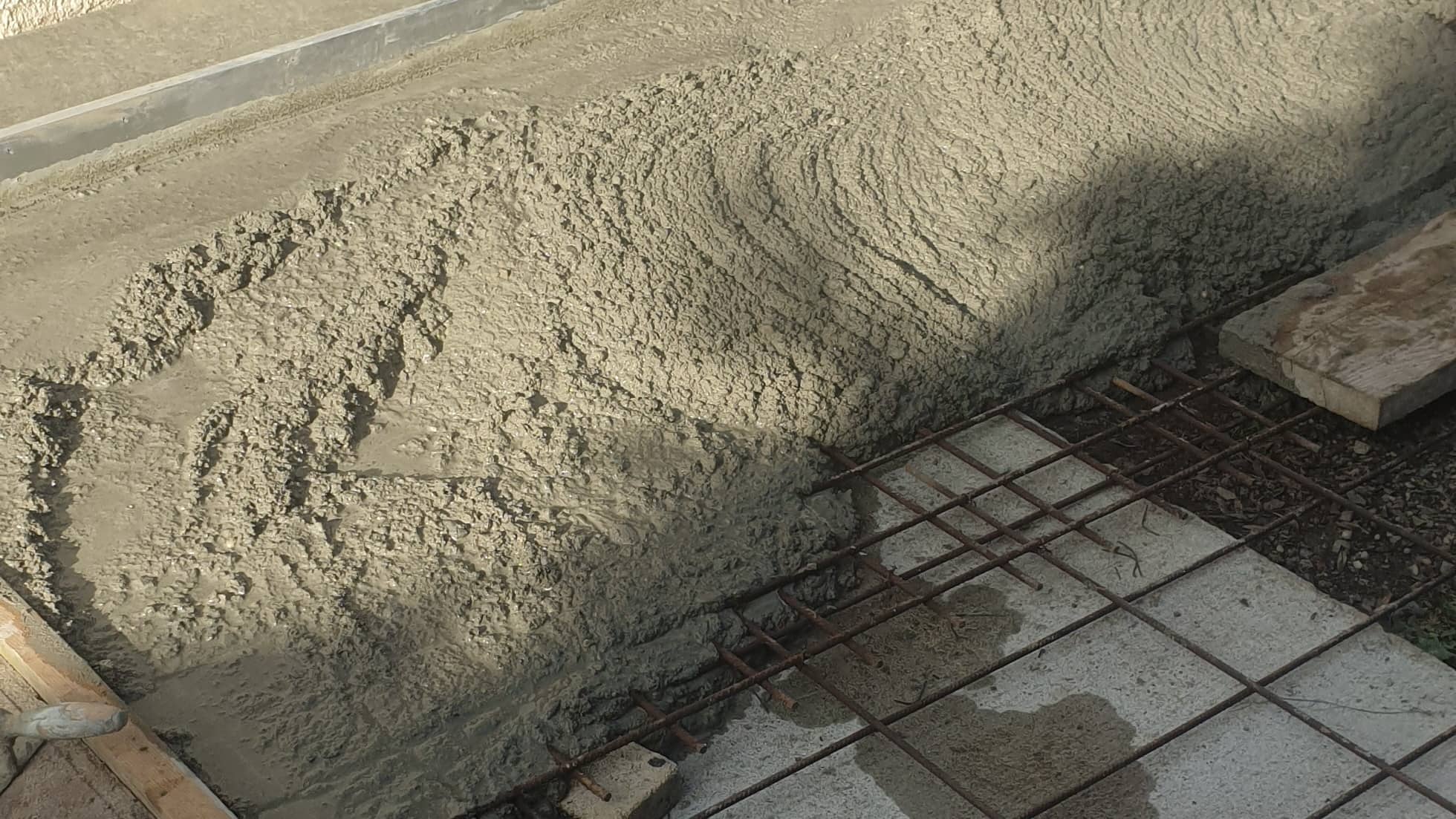 Pose d'une chape traditionnelle avec armature métallique pour terrasse extérieure