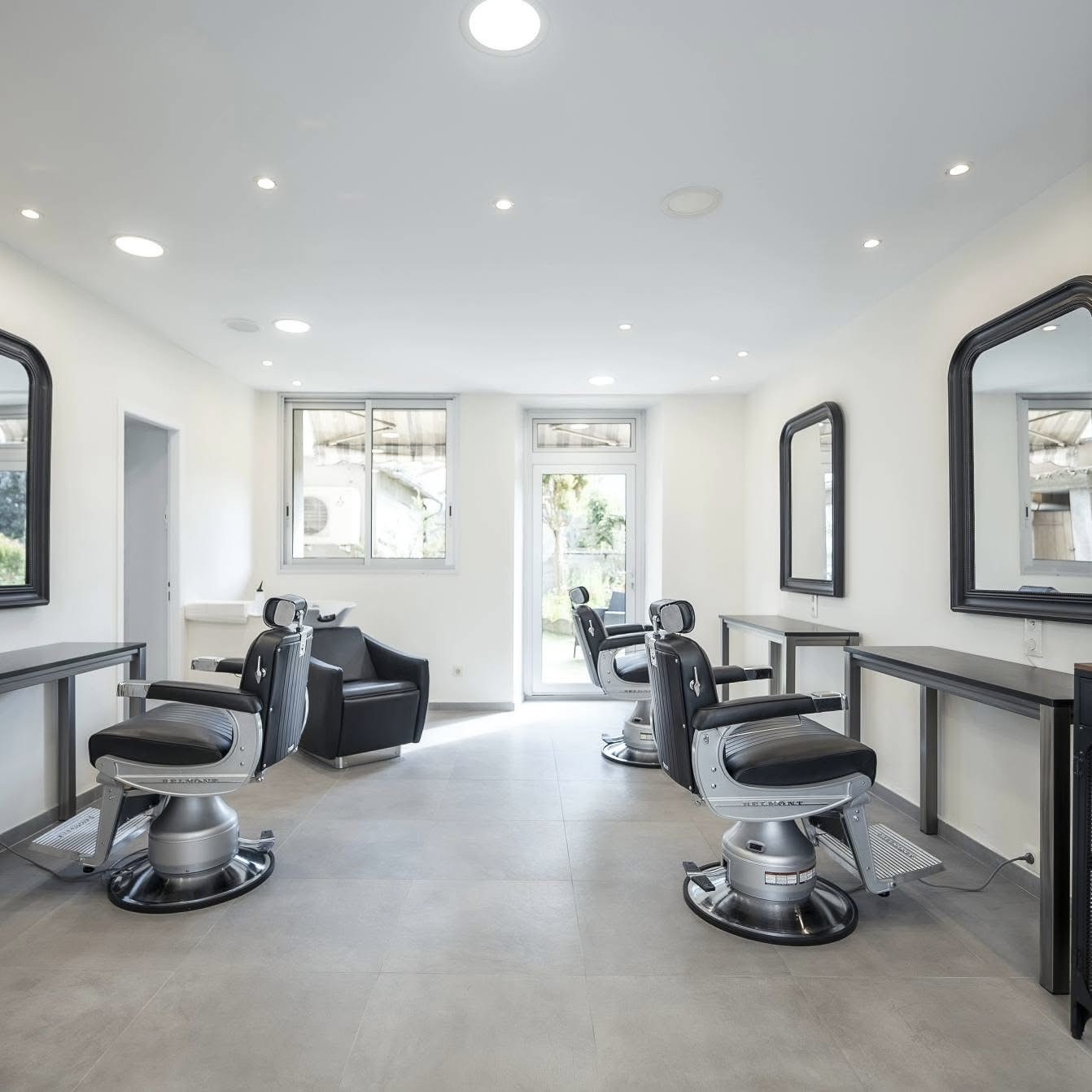 Rénovation intérieure d’un salon de coiffure : peinture blanche, éclairage encastré et carrelage gris moderne – Entreprise Michaël David