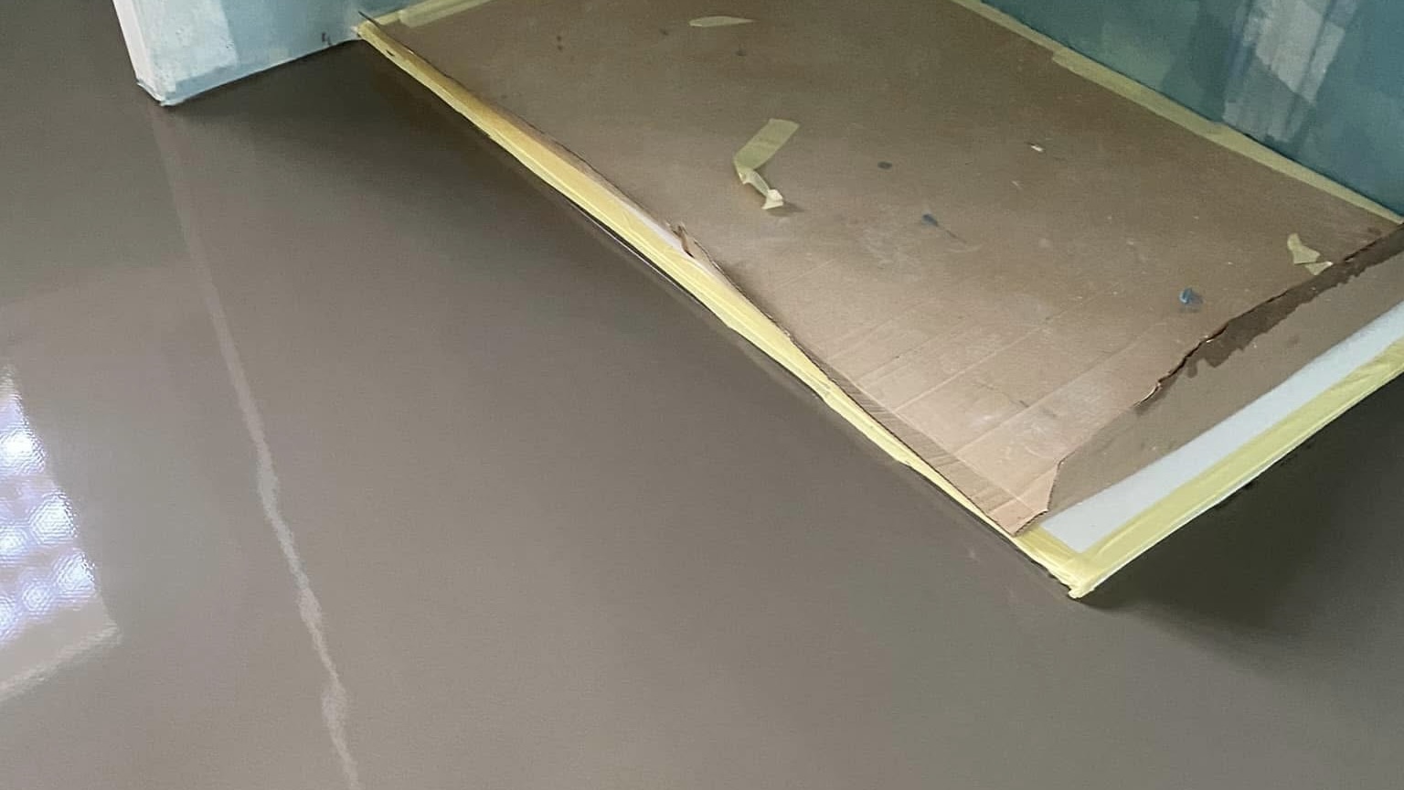Chape de nivellement appliquée sur sol brut pour préparation avant pose de revêtement