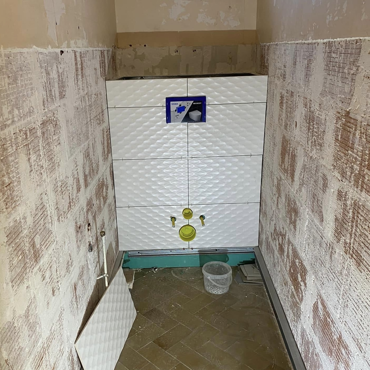 Pose en cours d’un WC suspendu avec habillage carrelé et installation des évacuations – Entreprise Michaël David